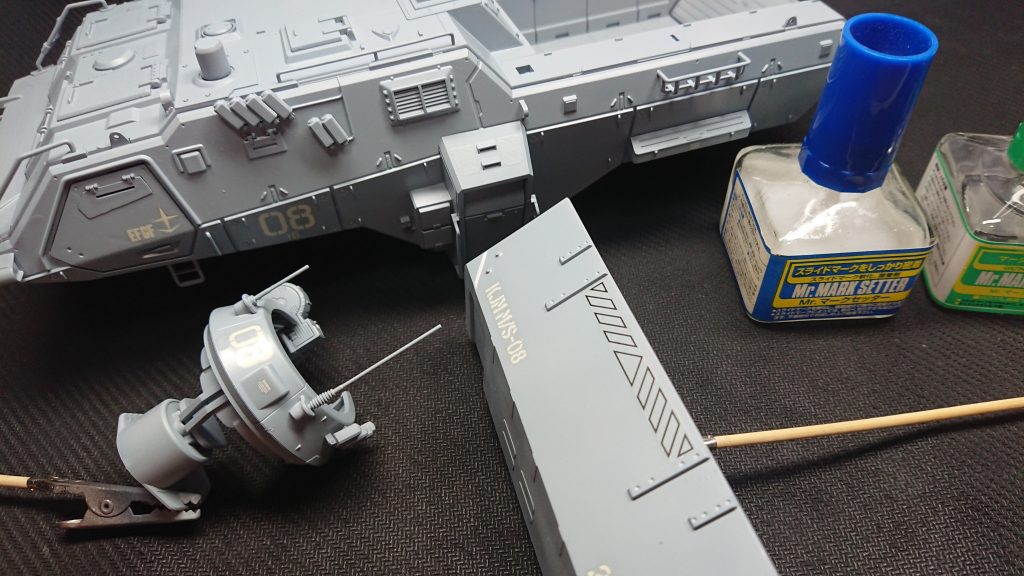 デカール貼り付けて乾燥中。