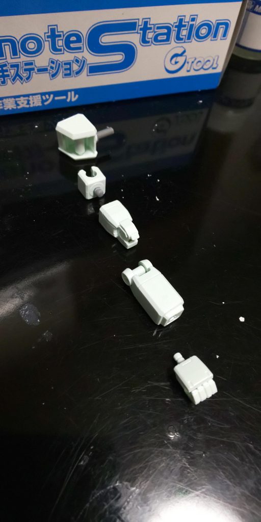 FGガンダムで、後ハメ加工の練習などしておりました。
仕上げは塗装をせず、墨入れのみにしています。