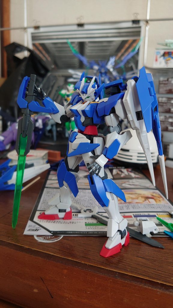 先輩曰く「君の為に売れ残ったガンプラだ・・・」だそうで・・・
楽しくミキシング遊びしてたら
「カッコ良くなる予感」
がしたので本格的に作成に入りました。