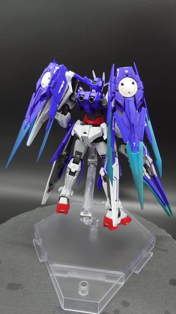 クリアパーツの箇所等、各部にガイアノーツさんの偏光カラーの「プレミアムメタリックターコイズグリーンライトブルー」を使用して見る角度による変化を出してみました( ☆∀☆)
・・・写真だと分かりにくいですね(;・ω・)