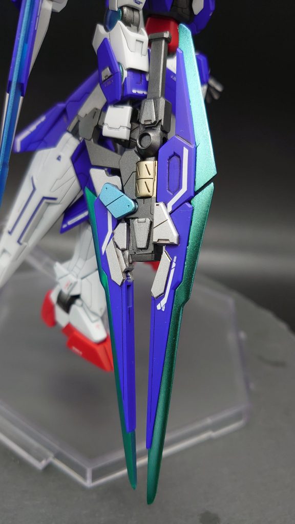 武器は、「プロトGNソードV改」と言う設定で作成しました。
変形無しで遠近両用が可能な万能兵装!!
グリップが、2箇所あるので持ち替えて戦術に合わせて使用可能
バインダーに接続されたGNブレイドビットと連携して様々な戦闘に対応