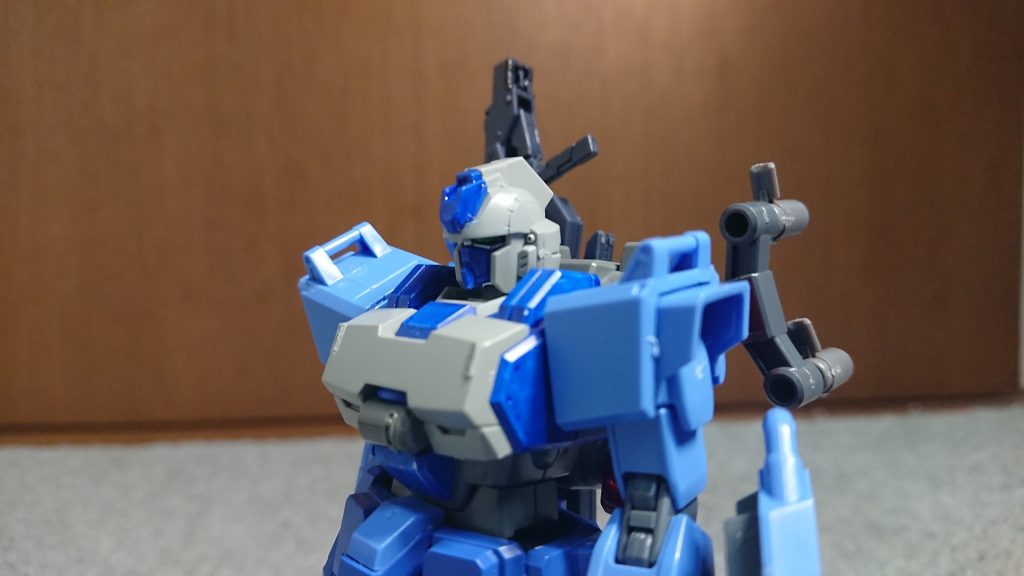 頭部のガワは外れる設定です