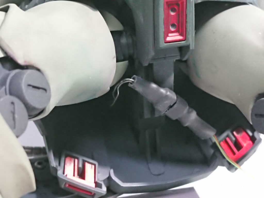 LEDのコネクタは目立たないように股下に