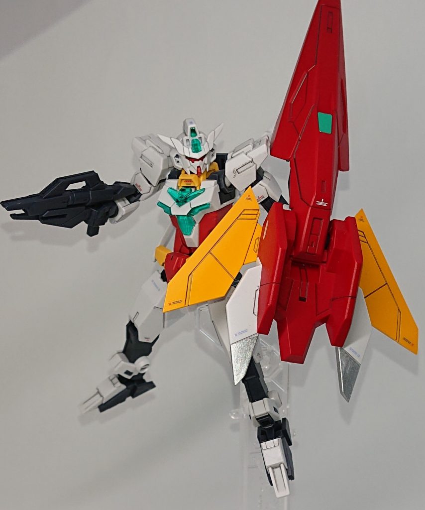 コアガンダムⅡです。ブレードアンテナやウイング部分などが丸かったのでシャープ化し、スミ入れ+部分塗装。