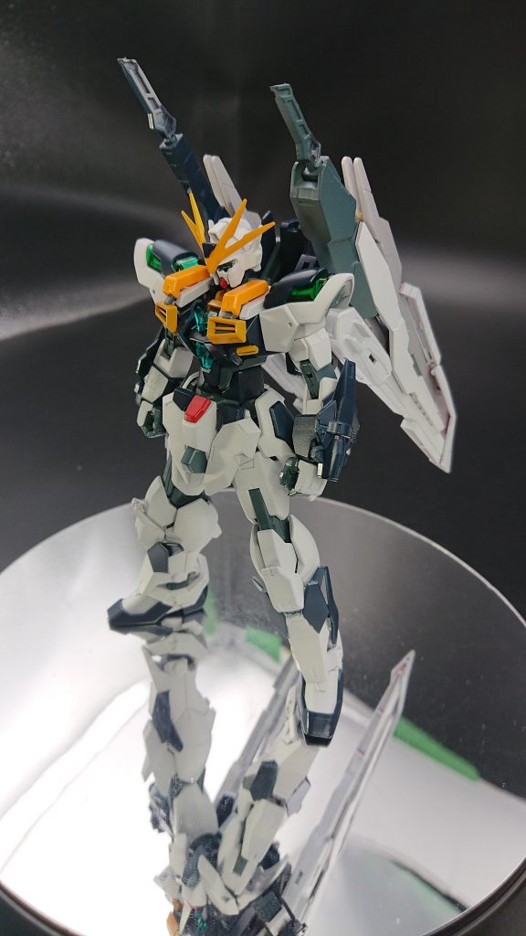 武器が最初は大剣の部類でした、これが重く自立が不安定と言う悲しい結果に。

胸のヘイズルのEパックは見た目はとても良いのですが可動域を阻害するためこれもオミットへ