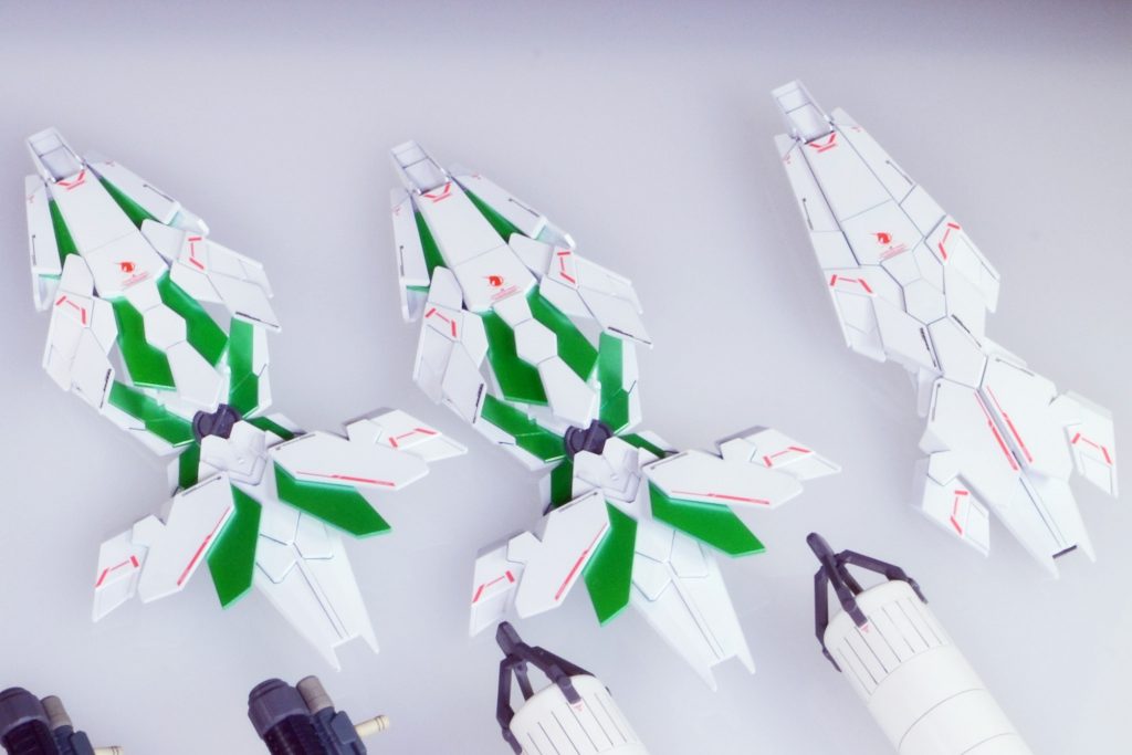 アームドアーマーDEの展開状態はフェネックスから。
背中の閉じた状態のものはバンシィユニコーンモードのキットから流用しています。