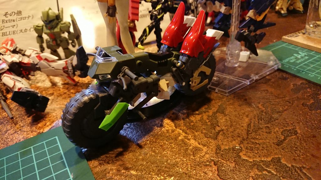 重たすぎたバックパックをはずして普通にビルドブースターのキャノンをつけることにしました。
画像がなくすみません

バイクは構想一時間、作業二日と塗装1日と、実質3日で作りました。一日目はモデラーズbarでジントニックを飲みながら大まかにミキシング

車じゃなきゃ浴びるように飲んでましたね