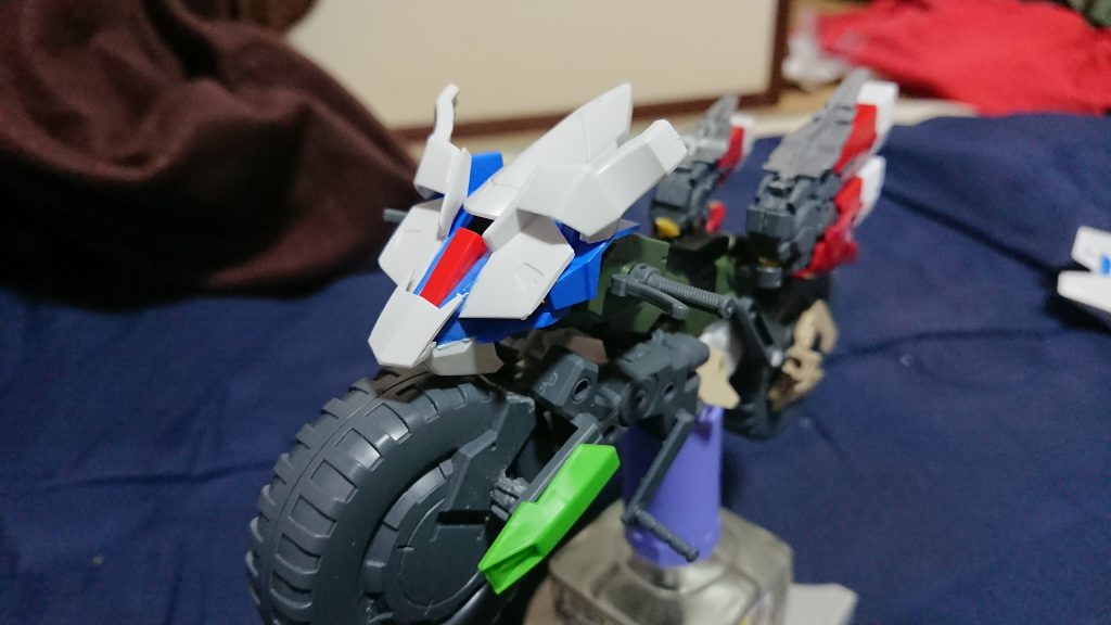 バイク作業二日目、家に帰り余っていたZⅡを見つけバイクのパーツでゼッツーという駄洒落が使えることがわかり即採用、SDクアンタや色々なアイデアを頂きましたがジャンクで買っていたブルーフレームを切り刻んでバイクっぽくなりました