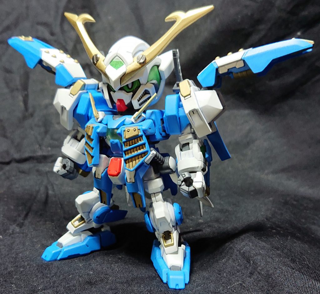 高速移動形態
肩の鎧は展開することができ、状況に応じて形状を変えながら戦う。通常時は防御に優れ、展開時はスピードに優れる。