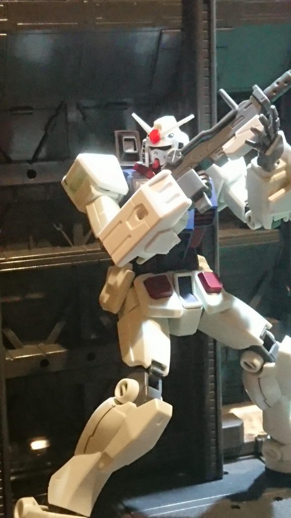 接近戦に向けて近代改修された機体というのをコンセプトに組み上げました。
追加装甲としてEz-SRの手甲を装備し、バックバックを変更。
装備は陸戦ガンダムから。