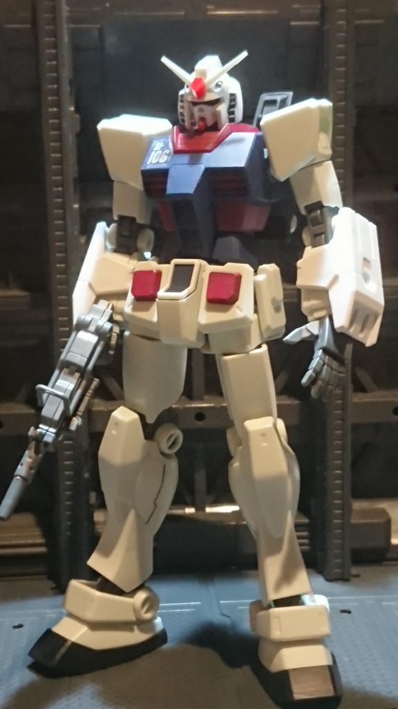 サンダーボルトのフルアーマーガンダムの配色を参考にしました。
手違いというかヤスリで失敗したのでフェイス部分はベースガンダムより流用しました。
製作に辺りガンダムのパーツを如何にしてどれだけ残すかが課題なので大きなシルエットは変えずに差別化をしていきたいと思っています。