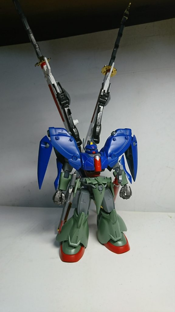 全体像。ガーベラストレートとタイガーピアスが目立ちますね。