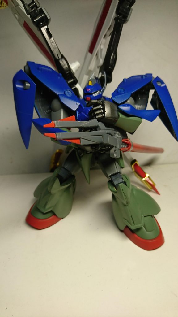 専用ビームライフル。
ビームマシンガン~ビームランチャー~ビームソード へモードチェンジするライフルです。