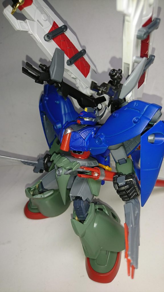 肩部ビームキャノン・腹部メガビーム砲・サブアーム兼ビームランチャー装備。
腕にはバルカンと撮影忘れましたがファンネルも装備。