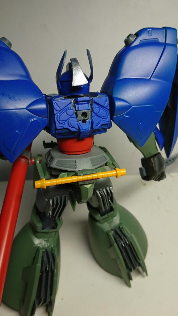 ゲルググのスラスターに加え、∀のバーニアを移植し、バインダーにもスラスターを追加したことにより驚異的な機動力を実現。背部装備を投棄することにより月光蝶も起動可能です。