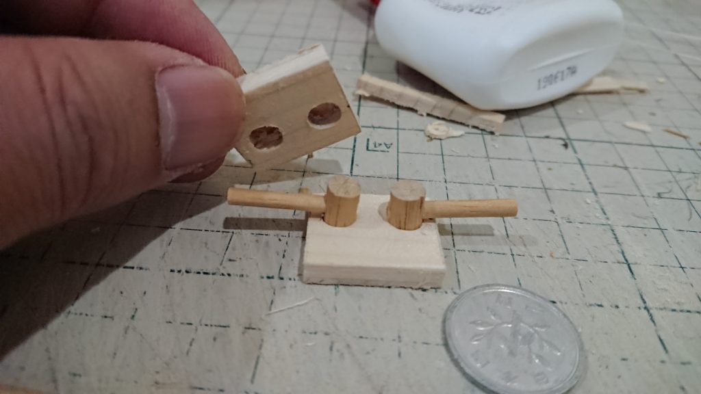 一番最初の胸部を作るところです。
木製ポリキャップ?の党な感じで関節を作ってます。
ここを作るのが、難しくないのですが何故か一番苦痛な作業です。ホントに完成させられるのか?とおびえながらの製作です(汗)