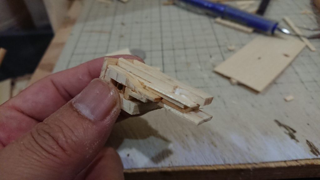 胸部の形を出すために薄い板を張り合わせていってます。
ここまでくると逆に、作るしかないという謎のやる気が出てきます。
木工ボンドが乾いたら、削っていき、形が整ったら薄くした化粧板を張っていきます。