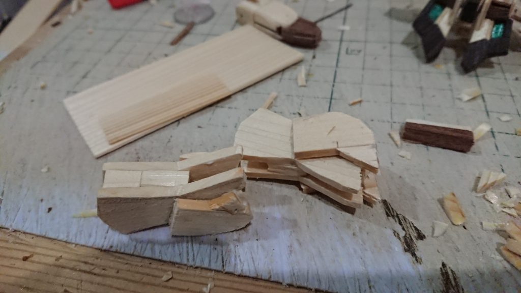 足部分製作中の画像です。
この状態から削りこんで、膝の木を追加して・・・・
形ができていきます。