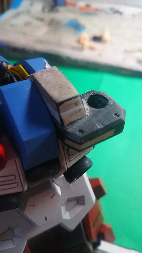 キャノン基部、パテと多分なんかガンプラのパーツ