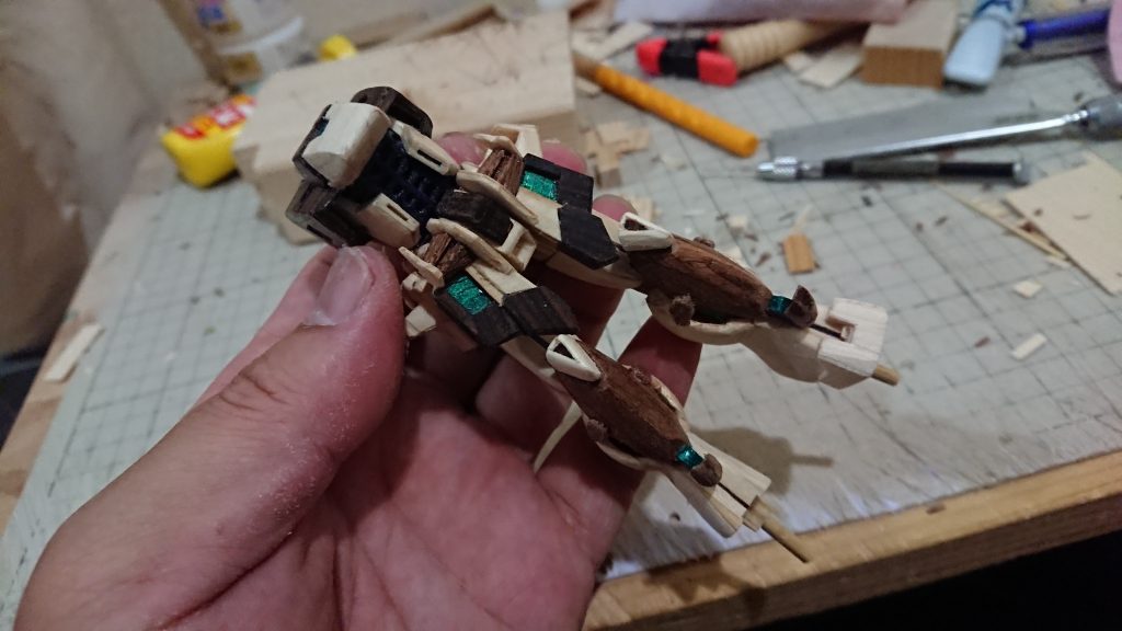 胴体にめどがついてきたころの画像です。
真っ黒い部分は黒檀で、茶色い部分はマホガニーの木です。