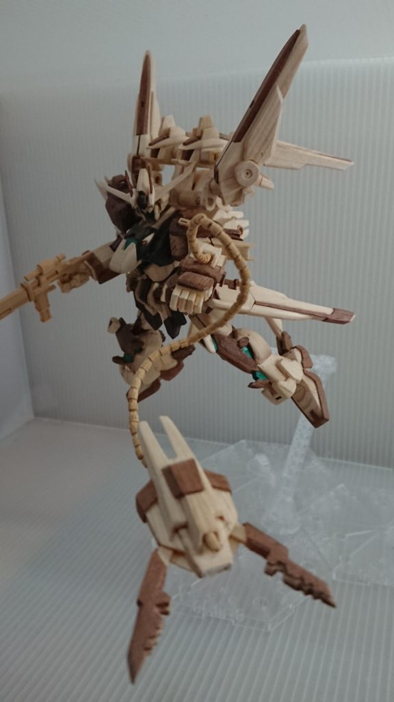 左手の手甲ですが、有線式で射出可能。
先端のハサミが展開して敵をつかんだり、遠隔射撃したりと、トリッキーな仕様ができるような設定にしてみました。