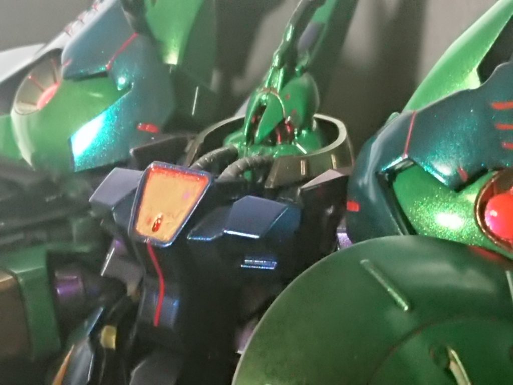 顔はくりぬいて、一つ目になっています。