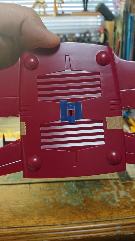 アピールショットでも触れた、アクションベースと接続する為の改造。と言っても、穴を「使用するポリキャップの形状」に合わせる様に拡大しているだけ、なんですけどね。