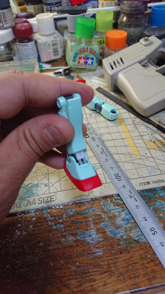 完成後はほとんど見えなくなるものの、足首近くのシリンダーをディテールアップ。と言ってもダミーなんですけどね。