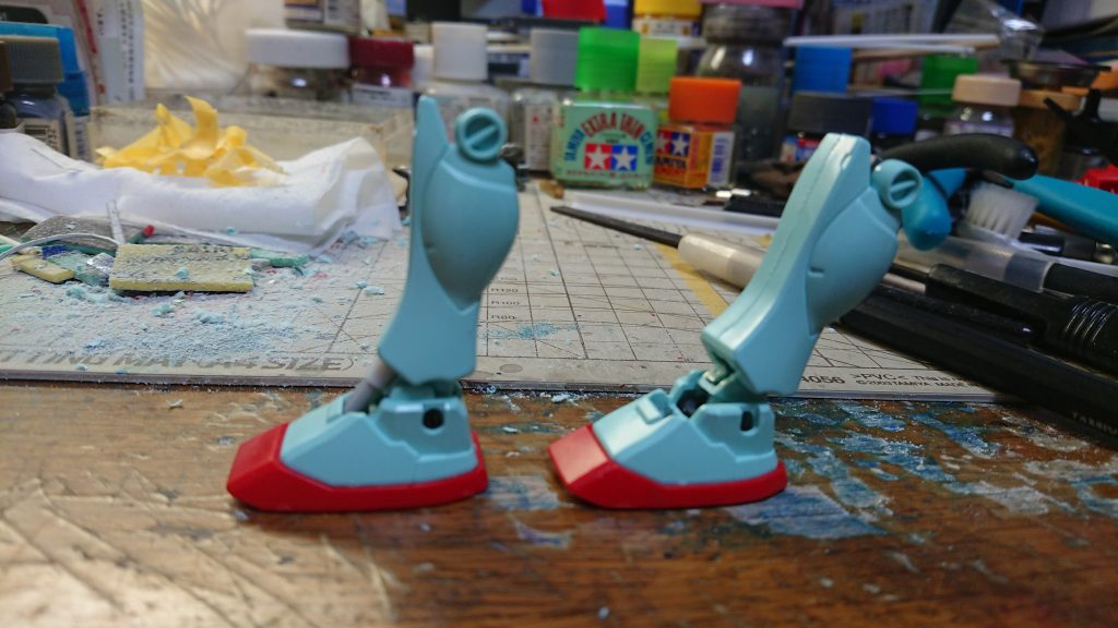 ただ、この改造には大きなデメリットがあります。写真左の様に、シリンダーがつかえてしまい、思いきったポージングが出来なくなってしまうのです。