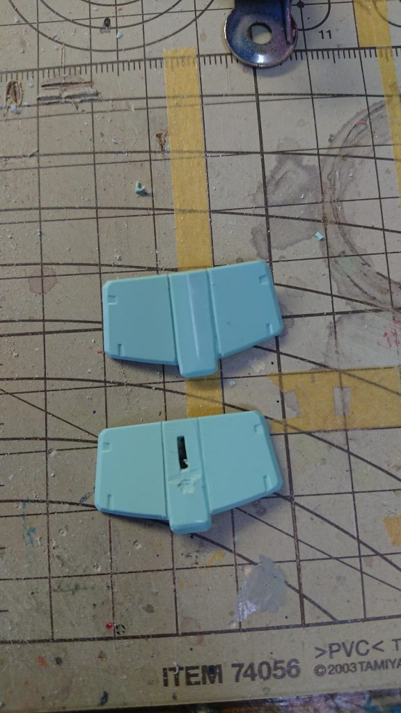 あくまでそれらしくディテールを入れただけですが、スカートアーマーの分割線は新版ＭＧのそれに準じた物にしています。写真下、リヤスカートに貫通させたスリットは、バズーカラックの取り付け穴。