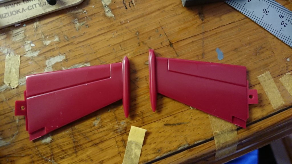 気になっていたのはゲート。何故かニッパーやナイフでは処理しにくい、嫌な位置に配置されているんです。今回はいわゆるスポンジヤスリで対処。