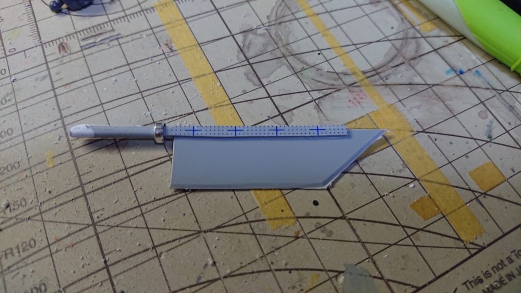 山刀はプラ板の積層や貼り合わせ。野暮ったく、制式採用品に見えないなら成功です。