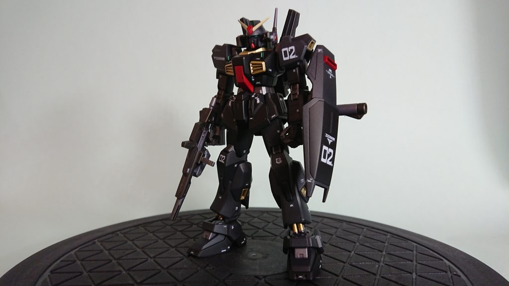 閲覧頂きましてありがとうございます。

リバイブ版のガンダムMk-Ⅱティターンズです。

リアルタイムで放映を見ていた当時、多くの方と同じく
「『黒いガンダム？』？？？
いや青くね？？アンタ、変なマスクやらサングラスやらしてるから白とか黒とか違って見えるんじゃry」と感想を抱き、いつか黒いガンダム作りたいな、と思っていました笑。