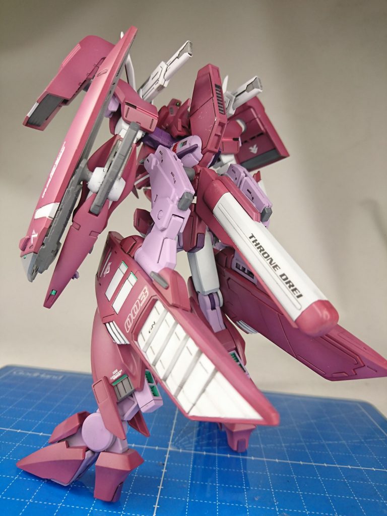 背面
この作品の一番大きな変更箇所ですがGNステルスフィールド発生器は背部装着→腰両サイド装着に変更しました。