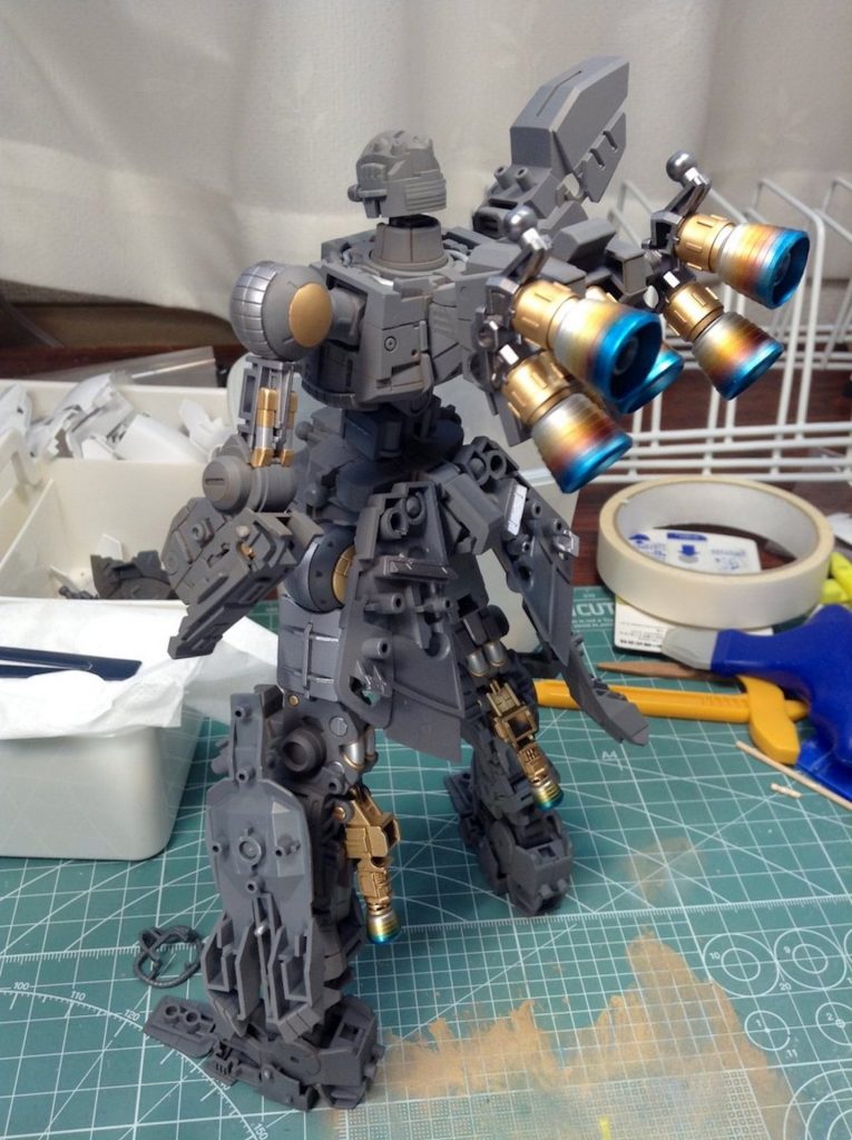 フレームも一応３〜４色ほどで塗り分けています。

基本フレーム：メカサフヘヴィ（G）＋ダークアース（C）少々
シルバー部１：バーチャロンカラー　フレームメタリック１（G）
シルバー部２：スーパーファインシルバー（C）
ゴールド部：レッドゴールドGX（C）

バーニアの焼け表現はまだまだ修行中・・・。


以上、最後まで見て頂いてありがとうございました。