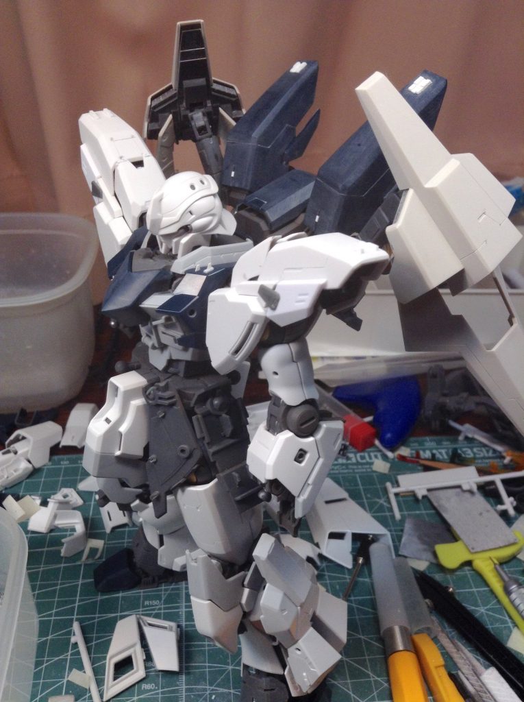 ノーマルと比べないとあまり違いはわかりませんが、地味に装甲を割って内部フレームをチラ見せしたりしています。