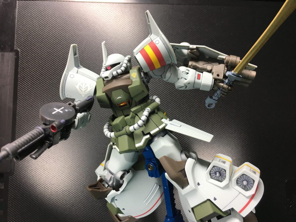 システムウェポン001のザク・マシンガン(F2ザク仕様)と、旧キットの武器セット(1st放送当時に発売されたもの)のヒート・サーベル。ヒート・サーベルは持ち手を削ってディテールを彫り直しました。