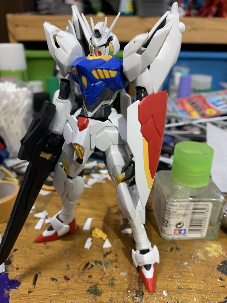 いきなり改修後で肩は小さい気がしたのでプラ板を貼って大型化。お腹もアニメ風にしたかったので中央から切断してプラ板を噛ませて隙間をパテで埋めてます。お腹を延長したことによって脚が短く感じたので確か4mm延長しています。
工作は以上になります。