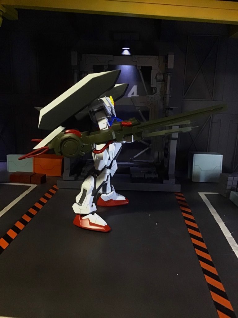 真横からの状態。
プラ板は箱組みすらまとまに使った事ないのにいきなり斜めを入れたのであまり綺麗な形にならなかったのが反省点。
シンプル過ぎたのでもう少しディテールなどを追加できたら良かったと今更…