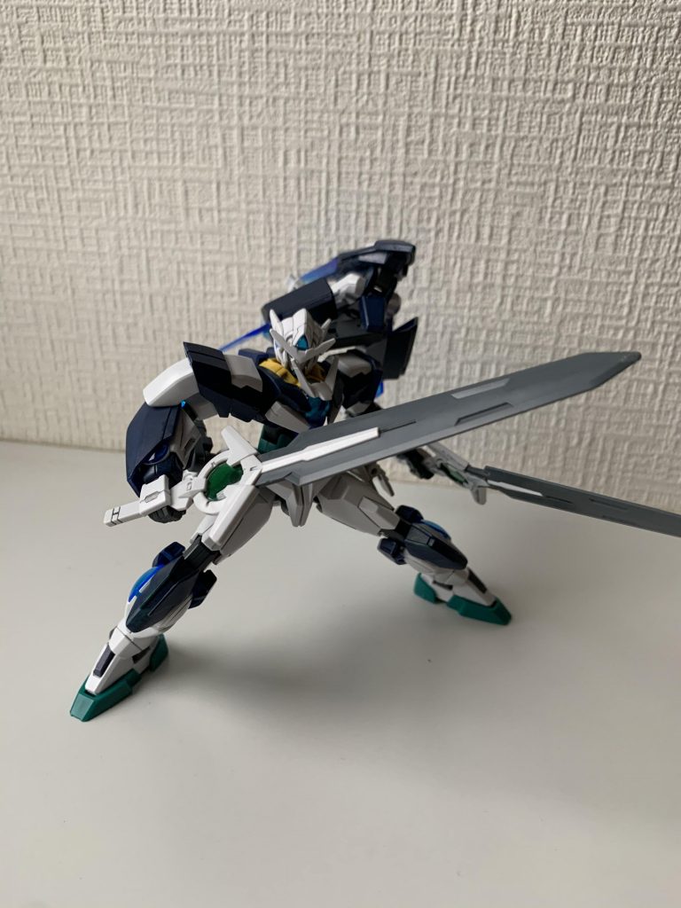 GNダイバーソードを構えて。写真だとあまりわかりませんが結構今回もムラが多いです。