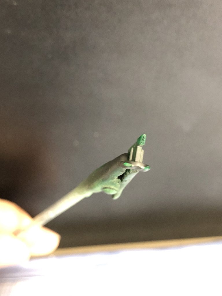 カメラアイの塗装です。
ラッカーの蛍光グリーンで全部塗った後、エナメルのフラットブラックを目の部分だけに吹き、エナメル溶剤で目を拭き取ってます。キツかった…