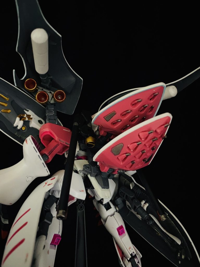 ファンネルは合計20機搭載。
しかし、小型化したせいもあり、標準的なビームコートに弾かれてしまう。
しかし、異常ともいえるニュータイプ能力で関節部を適切に貫く。