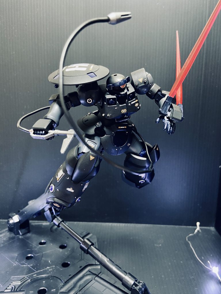 ◆ワイヤー接続式ピッケル クサリガマ
鎖鎌を模した特殊兵装。切断、掘削作業の他、鉤縄のような運用も可能で、飛行能力の弱い本機の縦方向移動をサポートする。戦闘時には分銅で破砕する、武装を絡めとるなど多様な戦い方が可能であるが、操作技術が未熟なパイロットには扱えず、本機がパイロットを選ぶ理由の一つとなった。 
◆ビームカスガイ
左腕特殊兵装。主にはクサリガマで切断できない箇所、または音を出さず切断したい場合や壁面を登る際に使用。通常出力は発光による視認を避けるため、ナイフよりも短く弱く設定されているが、出力解放モードでは一般的なビームサーベル程度まで出力があがり、二本それぞれが別角度で展開できるため、変幻自在の近接戦闘を可能とする。