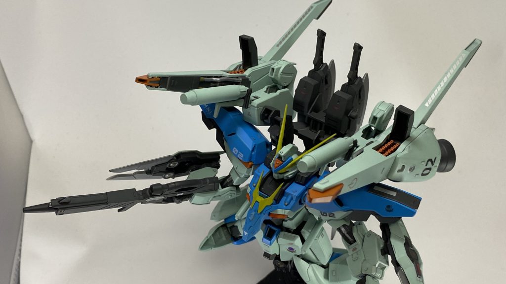 武装はだいぶ多いです
ビームライフル、サーベルに両腕クロー
対艦刀にミサイル二種とインコム、ビームキャノン