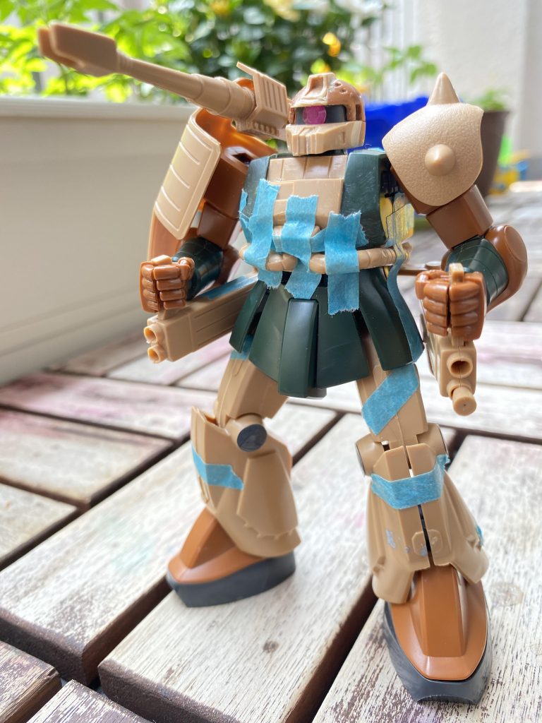 ひと通り組み合わさった状態。股関節と太腿の接続はなんとか修復しなおせました。顔はガルマザクをベースに、旧キットの顔をバラバラにしてつなぎ合わせて作成。クチバシ部分はパテ接合。頭部カメラ部分は、ガルマヘッドを真っ二つにして間に旧キットカメラを挟んでパテ接合。接合中につまむだけで、はじけ飛んで大変でしたw