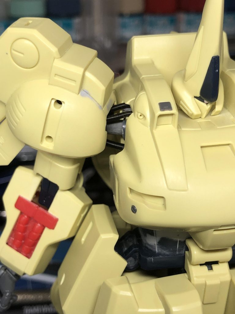 キットでは肩の外装から直接接続軸が出ていたので内部から出ている様にして周りをパイピングしました