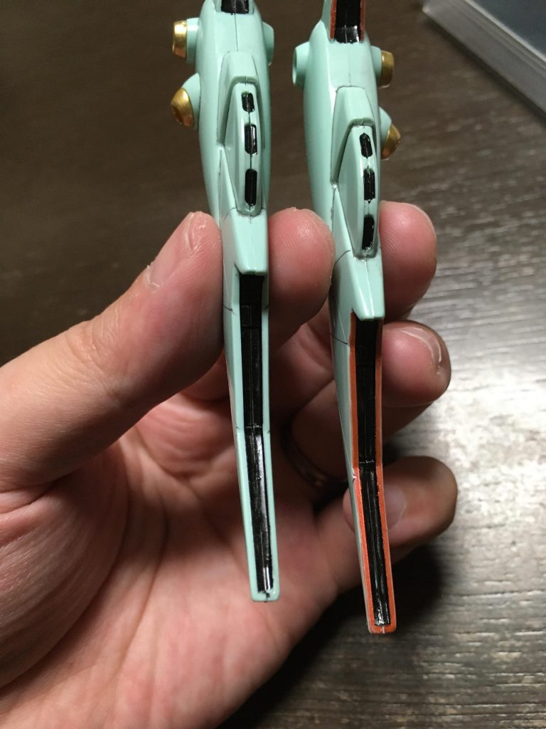 スラスター部分が単色で寂しいのでガンダム マーカーで差し色