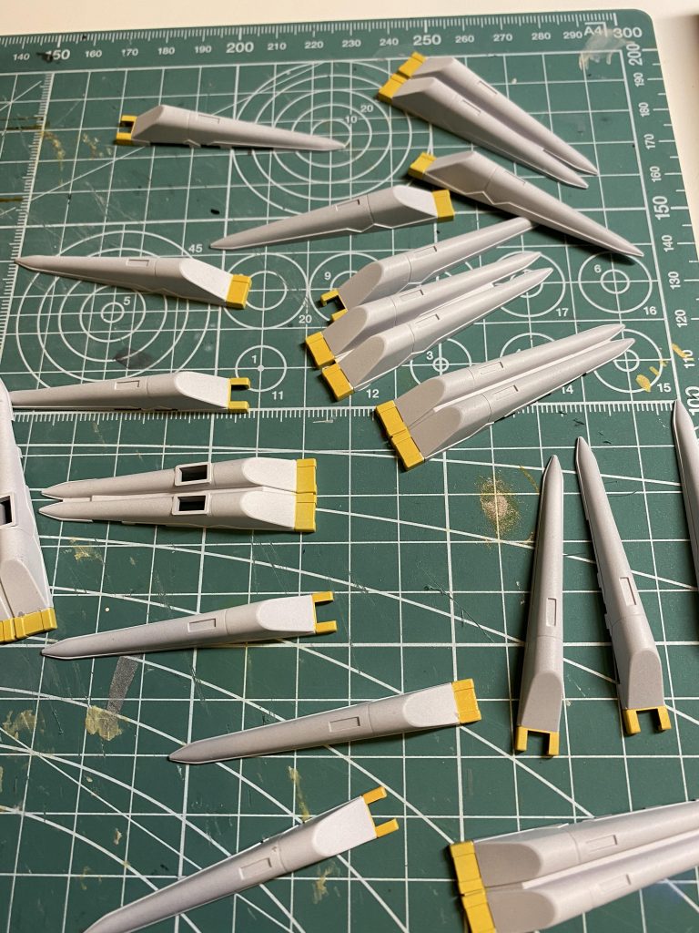 今回一番大変だったのはやはりダブルフィンファンネルの塗装でした
ファンネルだけでこの量だったので単純な作業でしたがなかなか面倒くさい量でした笑