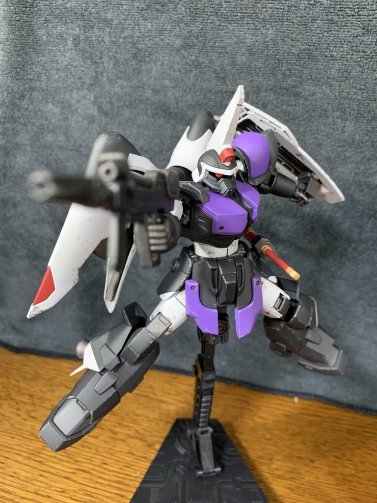 肩に関節技のロールスイングジョイントを使用し、肩の上げ下げや前後へのスイングが可能になっています。