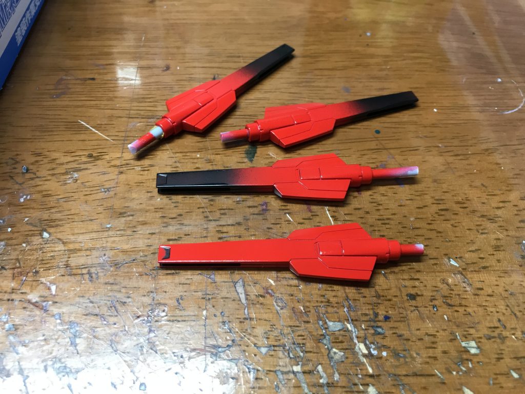 フィンファングの塗り分け
ラッカー（ガイアカラーやMr.カラー）で本塗装後にエナメル塗料でブラックを吹き付ける
エナメル塗料はラッカー系塗料を侵食しないので乾燥後に拭き取りが可能
これにより奥の所だけを黒にする事が可能に
エナメル塗料吹き付け前は艶ありクリアーでバリアを作っておくと拭き取り時にウェザリング効果を抑える事ができます。